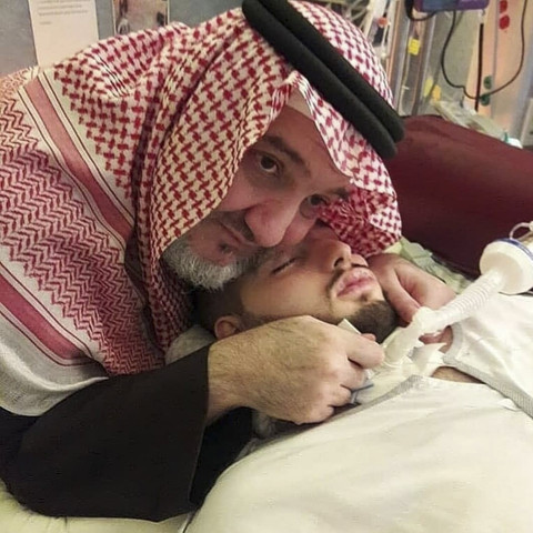 Pangeran Alwaleed saat mengalami koma. Foto: Instagram/ @khaled_bin_talal_alsaou