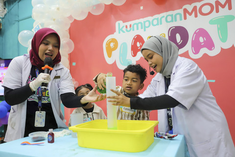 Anak-anak merakit science kit dalam acara kumparanMOM Playdate edisi Juli 2025. Foto: Jamal Ramadhan/kumparan