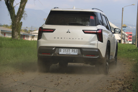Media first drive Mitsubishi Destinator di Sirkuit Sentul, Sabtu (19/7/2025). Foto: Syahrul Ghiffari/kumparan