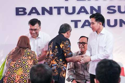 Wakil Presiden Gibran Rakabuming Raka (kanan) bersama Wakil Menteri Ketenagakerjaan Immanuel Ebenezer (kedua dari kanan) dan Direktur Utama BPJS Ketenagakerjaan, Pramudya Iriawan Buntoro (kiri) dalam meninjau langsung penyaluran Bantuan Subsidi Upah (BSU) kepada peserta aktif BPJS Ketenagakerjaan di Kantor Pos Boyolali, Jumat (18/7). Foto: Dok. BPJS Ketenagakerjaan