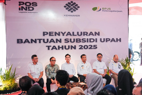 Wakil Presiden Gibran Rakabuming Raka (ketiga dari kiri) bersama Wakil Menteri Ketenagakerjaan Immanuel Ebenezer (kedua dari kiri) dan Direktur Utama BPJS Ketenagakerjaan, Pramudya Iriawan Buntoro (kiri), dan Gubernur Jawa Tengah Ahmad Luthfi (ketiga dari kanan) saat meninjau langsung penyaluran Bantuan Subsidi Upah (BSU) kepada peserta aktif BPJS Ketenagakerjaan di Kantor Pos Boyolali, Jumat (18/7). Foto: Dok. BPJS Ketenagakerjaan