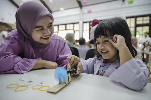 Orang tua mendampingi anaknya bermain dan belajar dalam acara kumparanMOM Playdate yang digelar di kantor kumparan, Jakarta, Minggu (17/7/2025). Foto: Jamal Ramadhan/kumparan