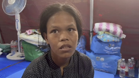 Novi (28), ibu yang kehilangan 2 anaknya di kebakaran Bukit Duri saat dijumpai di tenda pengungsian, Sabtu (20/7/2025). Foto: Thomas Bosco/kumparan