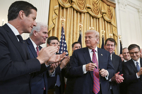 Presiden AS Donald Trump mengedipkan mata ke arah anggota DPR dari Partai Republik Tom Emmer, dari Minnesota, sambil bertepuk tangan setelah menandatangani "Genius Act" di Gedung Putih di Washington, D.C., AS, Jumat (18/7/2025). Foto: Annabelle Gordon/REUTERS