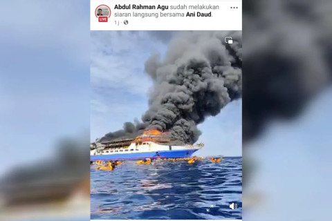 Kapal Motor Barcelona V yang terinformasi berlayar dari Pelabuhan Kabupaten Kepulauan Talaud menuju Pelabuhan Manado terbakar di sekitar perairan Pulau Talise, Kabupaten Minahasa Utara, Sulawesi Utara, Minggu (20/7/2025). Foto: ANTARA/HO-tangkapan layar Abdurahman Agu