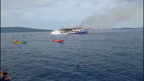 Kapal Motor Barcelona V yang terinformasi berlayar dari Pelabuhan Kabupaten Kepulauan Talaud menuju Pelabuhan Manado terbakar di sekitar perairan Pulau Talise, Kabupaten Minahasa Utara, Sulawesi Utara, Minggu (20/7/2025). Foto: Basarnas