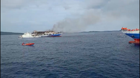 Kapal Motor Barcelona V yang terinformasi berlayar dari Pelabuhan Kabupaten Kepulauan Talaud menuju Pelabuhan Manado terbakar di sekitar perairan Pulau Talise, Kabupaten Minahasa Utara, Sulawesi Utara, Minggu (20/7/2025). Foto: Basarnas