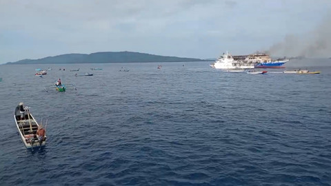 Kapal Motor Barcelona V yang terinformasi berlayar dari Pelabuhan Kabupaten Kepulauan Talaud menuju Pelabuhan Manado terbakar di sekitar perairan Pulau Talise, Kabupaten Minahasa Utara, Sulawesi Utara, Minggu (20/7/2025). Foto: Basarnas