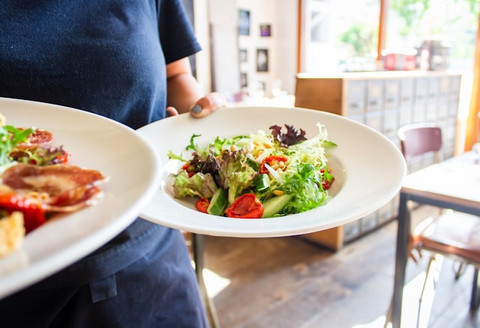 Bagaimana Porsi Makan yang Benar Sesuai dengan Program Isi Piringku/Piring Makanku? Foto Hanya Ilustrasi. Sumber Foto: Unsplash.com/Louis Hansel