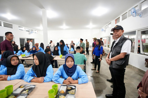 Wakil Menteri Sosial (Wamensos) Agus Jabo Priyono mengunjungi Sekolah Rakyat Menengah Atas (SRMA) 15 Magelang, Jawa Tengah, Sabtu (19/7/ 2025). Foto: Kemensos RI