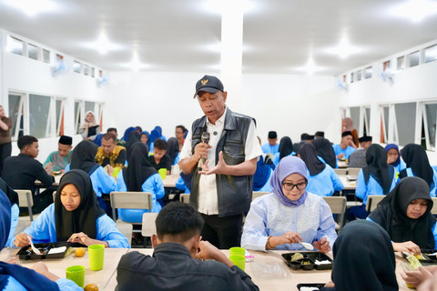 Wakil Menteri Sosial (Wamensos) Agus Jabo Priyono mengunjungi Sekolah Rakyat Menengah Atas (SRMA) 15 Magelang, Jawa Tengah, Sabtu (19/7/ 2025). Foto: Kemensos RI