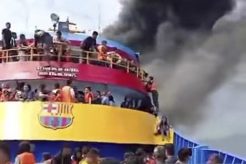 Kapal Barcelona saat terbakar di perairan Talise, Likupang, Minut, Minggu (20/7/2025). Foto: ANTARA/HO-Pelindo