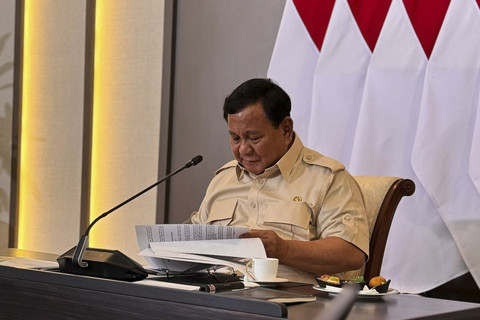 Presiden Prabowo Subianto memimpin rapat terbatas bersama sejumlah Menteri Kabinet Merah Putih di Pangkalan TNI AU Halim Perdanakusuma, Jakarta, Minggu (20/7/2025). Foto: Instagram/ @sekertariat.kabinet