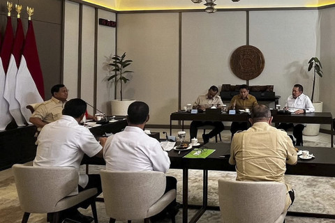 Presiden Prabowo Subianto memimpin rapat terbatas bersama sejumlah Menteri Kabinet Merah Putih di Pangkalan TNI AU Halim Perdanakusuma, Jakarta, Minggu (20/7/2025). Foto: Instagram/ @sekertariat.kabinet