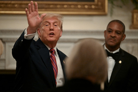 Presiden AS Donald Trump melambaikan tangan saat berbicara dalam jamuan makan malam bersama Senator Republik, di Ruang Makan Negara di Gedung Putih di Washington, D.C., AS, Jumat (18/7/2025). Foto: Annabelle Gordon/REUTERS
