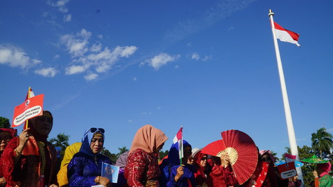 Ratusan Ibu-ibu yang sedang mempersiaplan diri di acara Parade Kebaya Nasional 2025 yang digelar di Halaman Kantor Gubernur Sumsel, Minggu (20/7) Foto: abp/urban id