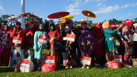 Aksi Ibu-ibu yang bergaya mengenakan kebaya di acara Parade Kebaya Nasional di Halaman Gedung Kantor Gubernur Sumsel, Minggu (20/7) Foto: abp/urban id