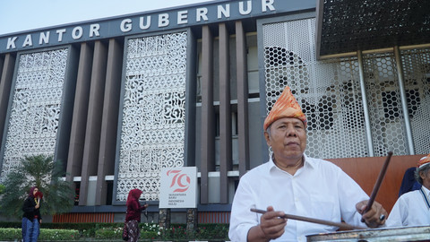 Seniman tanjidor yang menjadi penampilan menarik di acara Parade Kebaya Nasional di Halaman Gedung Kantor Gubernur Sumsel, Minggu (20/7) Foto: abp/urban id
