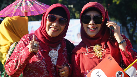 Aksi dua orang Ibu-ibu dengan pakaian kebaya di Parade Kebaya Nasional yang bertujujan untuk melestarikan budaya Indonesia, Minggu (20/7) Foto: abp/urban id