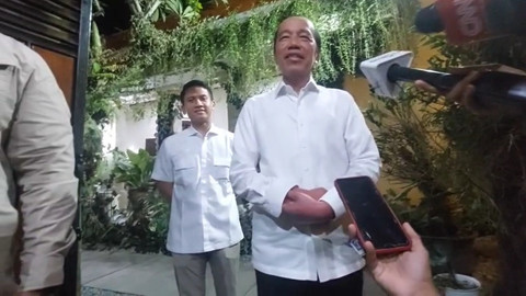 Presiden ke-7 RI Joko Widodo usai bertemu Presiden Prabowo Subianto di  Solo, Jawa Tengah, Minggu (20/7/2025). Foto: kumparan