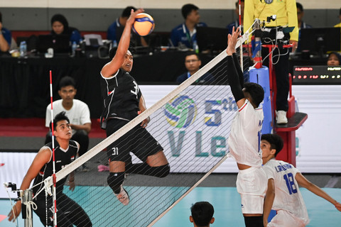 Pevoli Timnas putra Indonesia Cep Indra melakukan smes yang coba diadang pevoli Timnas putra Kamboja M Nimul (kanan) pada pertandingan SEA Volley League 2025 putaran kedua di Jakarta International Velodrome, Rawamangun, Jakarta, Sabtu (19/7/2025). Foto: Fakhri Hermansyah/ANTARA FOTO