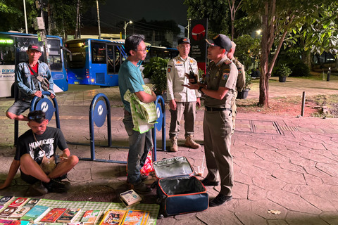 Petugas Satpol PP mendatangi Perpustakaan Jalanan di Taman Literasi Blok M, Jakarta Selatan, Minggu (20/7/2025). Foto: Abid Raihan/kumparan