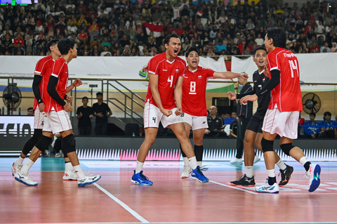 Sejumlah pevoli Timnas Indonesia berselebrasi usai mencetak angka dari lawannya Timnas Thailand pada pertandingan SEA Volley League 2025 di Jakarta International Velodrome, Rawamangun, Jakarta, Minggu (20/7/2025). Foto: Aditya Pradana Putra/ANTARA FOTO