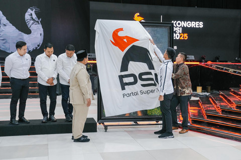 Ketum PSI Kaesang Pangarep menyerahkan lukisan kepada Presiden Prabowo Subianto saat Kongres PSI 2025 di Solo, Jawa Tengah, Minggu (20/7/2025). Foto: Dok. Istimewa