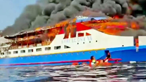 Kapal KM Barcelona VA yang terbakar di perairan Talise, Kabupaten Minahasa Utara.