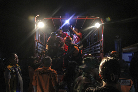 Korban selamat terbakarnya KM Barcelona 5 turun dari atas truk setelah berhasil dievakuasi di Pelabuhan Munte, Minahasa Utara, Sulawesi Utara, Minggu (21/7/2025). Foto: Yegar Sahaduta Mangiri/ANTARA FOTO