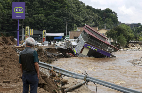 Sebuah bangunan toko swalayan yang rusak terlihat setelah hujan lebat di Gapyeong, Korea Selatan, Minggu (20/7/2025). Foto: KOREA OUT via AP