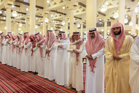 Salat Jenazah untuk Pangeran Alwaleed 'The Sleeping Prince" diadakan di Riyadh, Minggu (20/7/2025). Pangeran Alwaleed bin Talal bin Abdulaziz Al Saud ketiga dari kanan. Foto: Dok Emara Riyadh