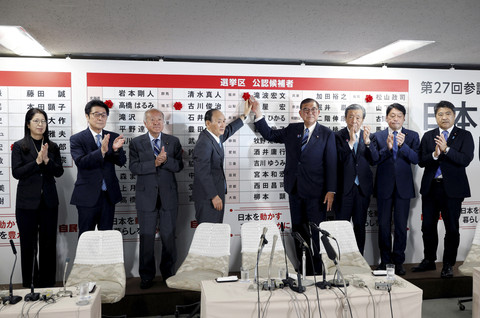 Shigeru Ishiba, Perdana Menteri Jepang dan presiden LDP yang berkuasa, dan para pejabat partai meletakkan kertas merah di atas nama kandidat terpilih di markas besar LDP, pada hari pemilihan Majelis Tinggi, di Tokyo, Jepang, Minggu (20/7/2025). Foto: FRANCK ROBICHON/Pool via REUTERS