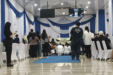 Prosesi tutup peti jenazah mendiang ayah Sarwendah, Hendrik Lo, di rumah duka Grand Heaven, Pluit, Jakarta Utara, Senin (21/7/2025). Foto: Giovanni/kumparan