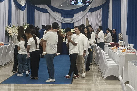 Prosesi tutup peti jenazah mendiang ayah Sarwendah, Hendrik Lo, di rumah duka Grand Heaven, Pluit, Jakarta Utara, Senin (21/7/2025). Foto: Giovanni/kumparan