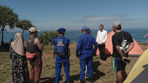 Tim SAR berkordinasi saat melakukan pencarian 2 mahasiswa Universitas Koperasi Indonesia atau Ikopin yang tergulung ombak saat berenang di Pantai Puncak Guha, Garut, Jawa Barat, Senin (21/7/2025). Foto: Humas Polres Garut