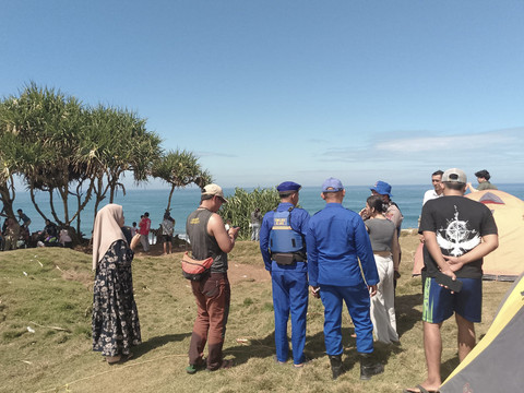 Tim SAR berkordinasi saat melakukan pencarian 2 mahasiswa Universitas Koperasi Indonesia atau Ikopin yang tergulung ombak saat berenang di Pantai Puncak Guha, Garut, Jawa Barat, Senin (21/7/2025). Foto: Humas Polres Garut