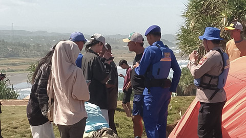Tim SAR berkordinasi saat melakukan pencarian 2 mahasiswa Universitas Koperasi Indonesia atau Ikopin yang tergulung ombak saat berenang di Pantai Puncak Guha, Garut, Jawa Barat, Senin (21/7/2025). Foto: Humas Polres Garut