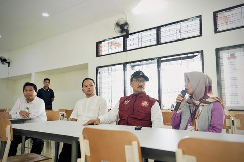 Mensos Saifullah Yusuf berdialog dengan para pendamping PKH dalam kunjungan ke Sekolah Rakyat Menengah Atas (SRMA) 17 Surakarta, Minggu (20/7/2025). Foto: Kemensos RI
