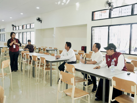 Mensos Saifullah Yusuf berdialog dengan para pendamping PKH dalam kunjungan ke Sekolah Rakyat Menengah Atas (SRMA) 17 Surakarta, Minggu (20/7/2025). Foto: Kemensos RI