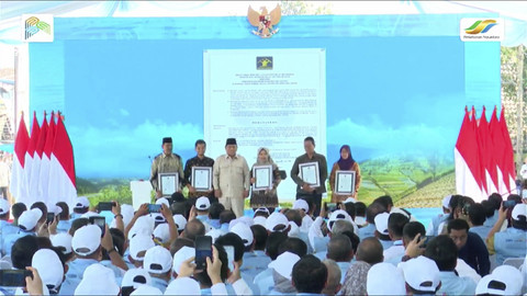 Presiden Prabowo Subianto bersama pelaku koperasi saat Peluncuran Kelembagaan 80.000 Koperasi Desa/Kelurahan Merah Putih di Bentangan, Klaten, Jawa Tengah, Senin (21/7/2025). Foto: YouTube/ Kementerian Koordinator Bidang Pangan RI