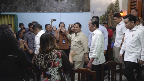 Momen Presiden Prabowo Subianto makan malam bersama Wapres Gibran Rakabuming Raka dan Presiden ke-7 Joko Widodo di Solo, Jawa Tengah, Minggu (20/7/2025) malam. Foto: Tim Media Prabowo Subianto