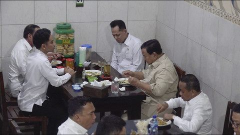Momen Presiden Prabowo Subianto makan malam bersama Wapres Gibran Rakabuming Raka dan Presiden ke-7 Joko Widodo di Solo, Jawa Tengah, Minggu (20/7/2025) malam. Foto: Tim Media Prabowo Subianto