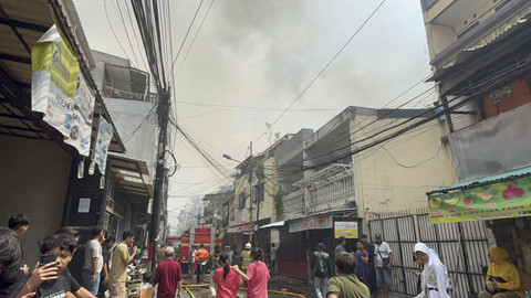 Asap mengepul saat kebakaran di Jalan Duri Utara 1, Tambora, Jakarta Barat, Senin (21/7/2025). Foto: Rayyan Farhansyah/kumparan