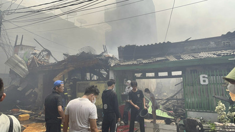 Warga mencoba memadamkan api saat kebakaran di Jalan Duri Utara 1, Tambora, Jakarta Barat, Senin (21/7/2025). Foto: Rayyan Farhansyah/kumparan