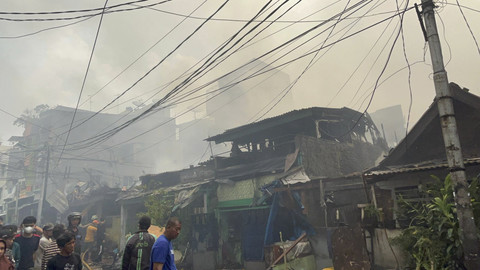 Warga mencoba memadamkan api saat kebakaran di Jalan Duri Utara 1, Tambora, Jakarta Barat, Senin (21/7/2025). Foto: Rayyan Farhansyah/kumparan