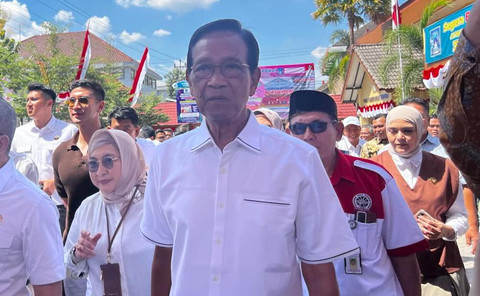 Gubernur DIY, Sri Sultan HB X, saat meninjau Koperasi Desa Merah Putih Sinduadi di Sleman, Sabtu (19/7). Foto: Pandangan Jogja/Resti Damayanti