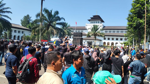 Anggota Asosiasi Jip Wisata Lereng Merapi (AJWLM) bersama para pelaku wisata lainnya demo di Gedung Sate, Bandung, soal kebijakan Pemprov Jabar yang larang study tour, Senin (21/7/2025). Dok: AJWLM