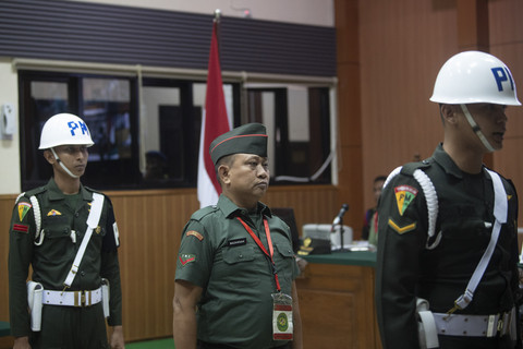 Terdakwa kasus penembakan tiga polisi di Way Kanan, Lampung Kopral Dua Bazarsah (tengah) bersiap menjalani sidang tuntutan  di Pengadilan Militer I-04 Palembang, Sumatera Selatan, Senin (21/7/2025). Foto: Nova Wahyudi/ANTARA FOTO