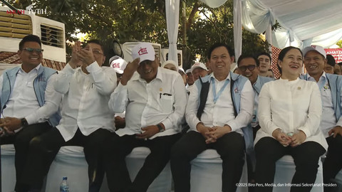 Wakil Ketua MPR Bambang Wuryanto atau Bambang Pacul memberi gestur hormat kepada Presiden Prabowo saat Peluncuran Kelembagaan 80.000 Koperasi Desa/Kelurahan Merah Putih di Bentangan, Klaten, Jawa Tengah, Senin (21/7/2025). Foto: YouTube/ Sekretariat Presiden